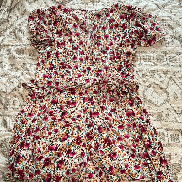 Flutter sleeve floral romper with tie at waist - Picture 1 of 3